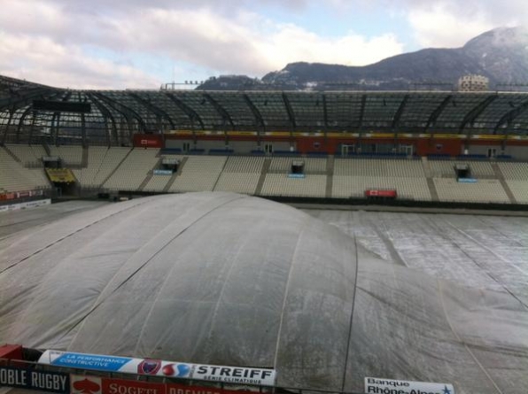 La pelouse du Stade des Alpes bâchée